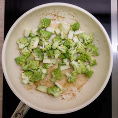 Romanesco Blumenkohl in einer Bratpfanne