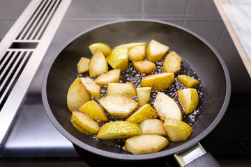 Birnen dünsten im Balsamico Essig in einer Pfanne