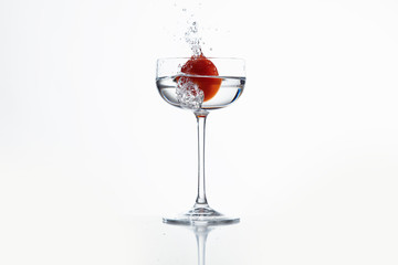 Stilleben, Tomate in Wasserglas