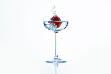 Stilleben, Tomate in Wasserglas
