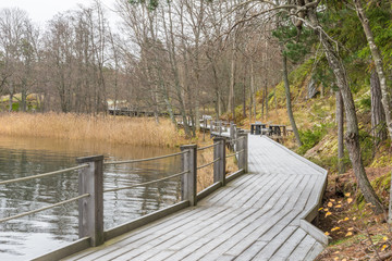 En frostig strandpromenad vid vattnet i en vik på Värmdö