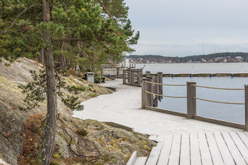 En frostig strandpromenad vid vattnet i en vik på Värmdö