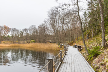 En frostig strandpromenad vid vattnet i en vik på Värmdö
