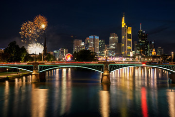 Frankfurter Skyline mit Feuerwerk
