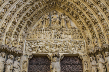 Fototapeta na wymiar Puerta Notre Dame (París