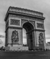 Fototapeta na wymiar Arc de triomphe (Arco del triunfo, París)