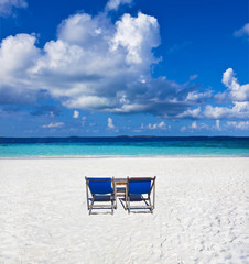 Fototapeta na wymiar Schöner Maledivenstrand mit Strandliegen