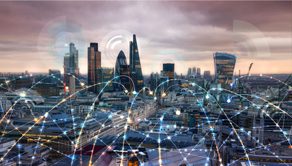 Londoner City bei Sonnenuntergang. Illustration mit Kommunikations- und Geschäftsikonen, Netzwerkverbindungskonzept.