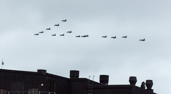 Flygande julgran med 15 Jas-plan &ouml;ver Stockholm den 13 dec, 2017