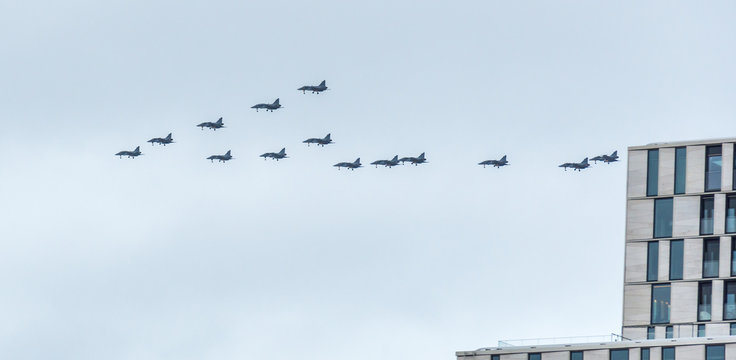 Flygande julgran med 15 Jas-plan &ouml;ver Stockholm den 13 dec, 2017