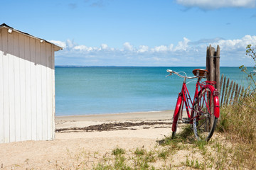 Vélo rouge sur plage Vendéenne