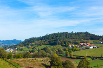 Naklejka premium Krajobraz pasterski wioski Escamplero. Asturias, Hiszpania