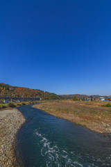 秋の魚野川の風景
