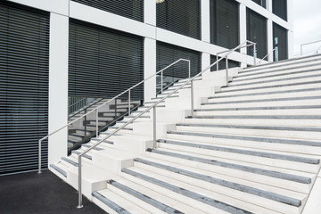Obraz premium Treppen vor einem modernen Hochhaus