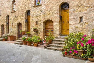 Fototapeta na wymiar lovely tuscan street, Pienza, Italy
