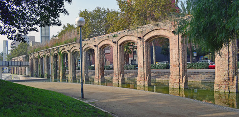 Acueductos en antigua fábrica de Barcelona
