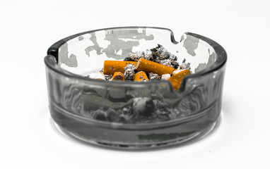 ein grauer Aschenbecher mit ausgedrückten gerauchten Zigaretten