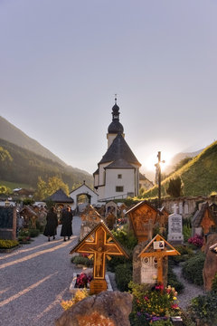 Pfarrkirche St. Sebastian, denkmalgesch&uuml;tzte Kirche, ber&uuml;hmtes Motiv Landschaftsmalerei, 1512 erbaut, alter Friedhof, Ramsau bei Berchtesgaden, Oberbayern, Bayern, Deutschland