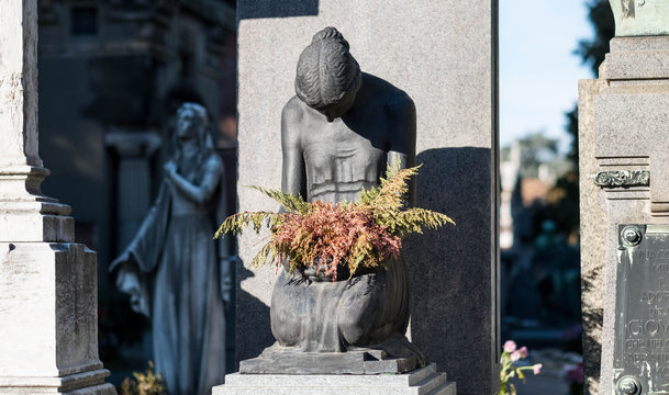 Friedhof in Mailand mit Kreuzen und Gr&auml;bern
