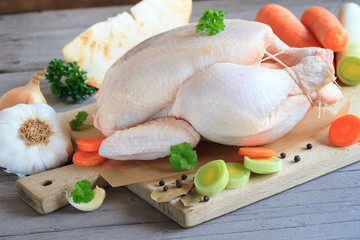 Suppenhuhn mit Suppengemüse