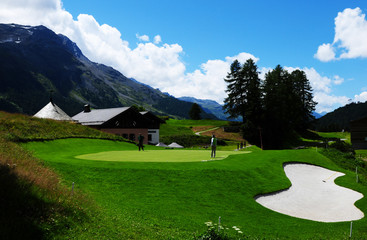 Fototapeta na wymiar Der 9-Loch Golfplatz des legendären Kulm-Hotels in St. Moritz