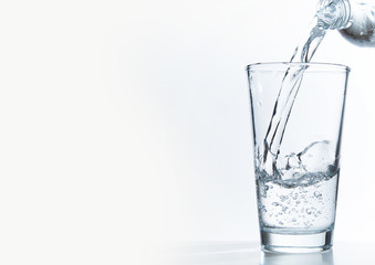 Mineralwasser einschenken