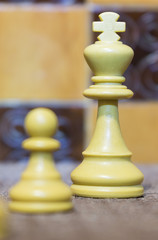 Scacchi fotografati su una scacchiera