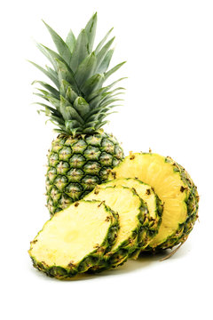 Ananas isoliert freigestellt auf weißen Hintergrund, Freisteller