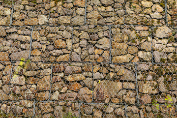 Gabione mit Maschendraht und roten Steine