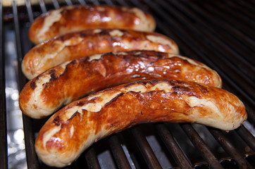 Vier Bratwürste auf dem Grill