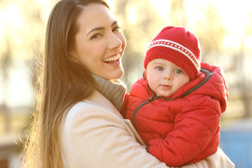 Obraz premium Mother posing with her baby in winter