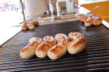 Vier Bratwürste auf dem Grill