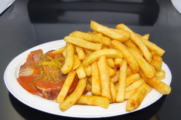 Pommes Currywurst