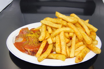 Pommes Currywurst