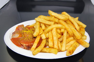 Pommes Currywurst