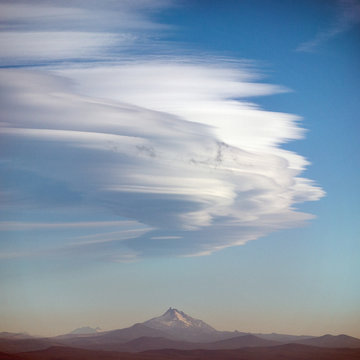 Scenic view of mount Jefferson against dramatic sky