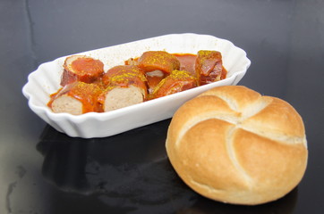 Portion Currywurst mit Brötchen