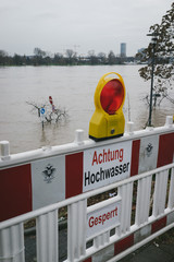 Achtung Hochwasser Schilder am Rhein in Köln