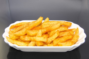 Porzellanschale mit Portion Pommes