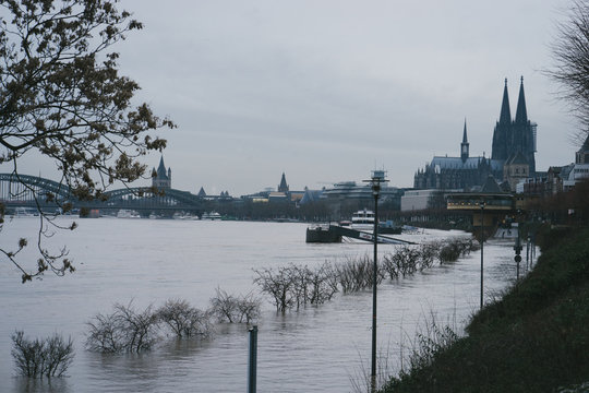 Hochwasser am Dom in Köln am Rhein