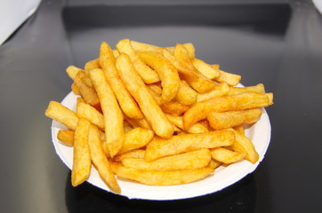 Pappschale mit großer Portion Pommes