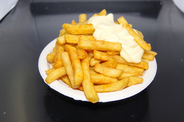 Teller mit großer Pommes Mayo