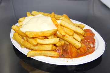 Pommes Mayo mit Currywurst