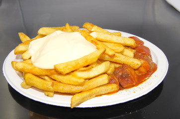 Pommes Mayo mit Currywurst