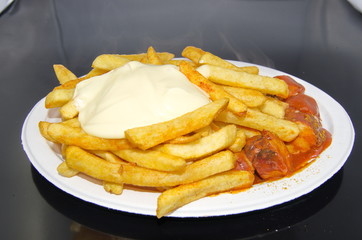 Pommes Mayo mit Currywurst