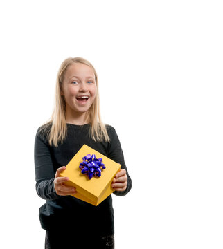 ein junges blondes M&auml;dchen freut sich &uuml;ber ein kleines, gelbes Geschenk und l&auml;chelt freudig