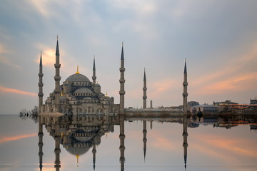 Fototapeta premium Stambuł, Turcja. Sułtan Ahmet Camii nazwał Błękitny Meczet tureckim islamskim punktem orientacyjnym z sześcioma minaretami, główną atrakcją miasta.