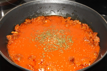 Salsa de tomate con especias, orégano y perejil. 