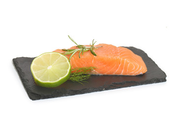 saumon sur fond blanc