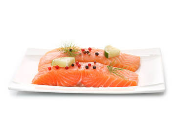 saumon sur fond blanc